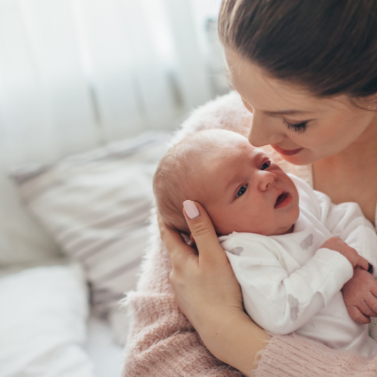 En nybagt mor, der holder sin søde baby.