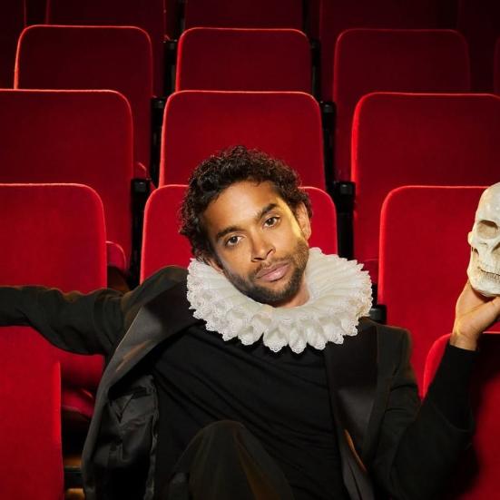 Hamlet tager sig en slapper i et biografsæde.