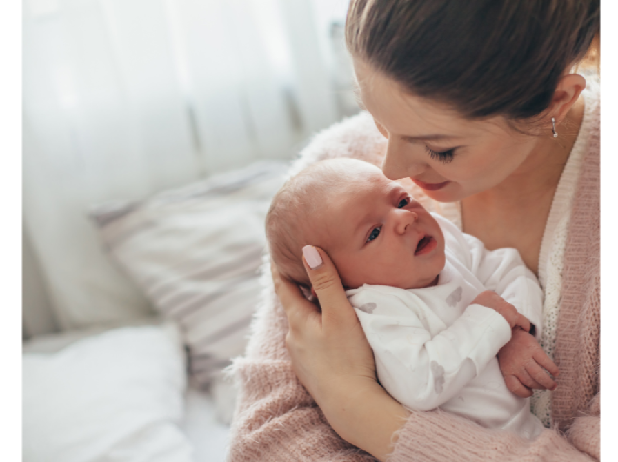 En nybagt mor, der holder sin søde baby.